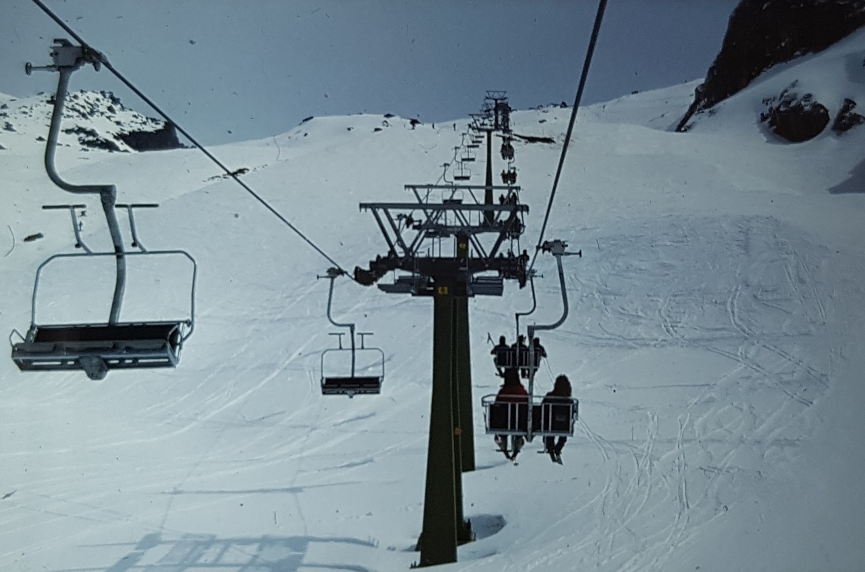 Hier sieht man die alte 3KSB Idjoch, die bis 2001 ihre Runden gedreht hat. Damals muss das aber bestimmt ein Hingucker gewesen sein. Wir befinden uns im Jahre 1983 und das war sicher einer der ersten kuppelbaren Lifte. Auch das Format des 3ers war laut Aussage meiner Großeltern neu. Bis dahin waren SLs und DSBs das einzige. Ich wäre vermutlich genauso auf den Lift abgefahren wie jetzt z.B. auf einen Premium 6er oder 8er Sessel der Leitner Premium Reihe oder DM D-Line :D