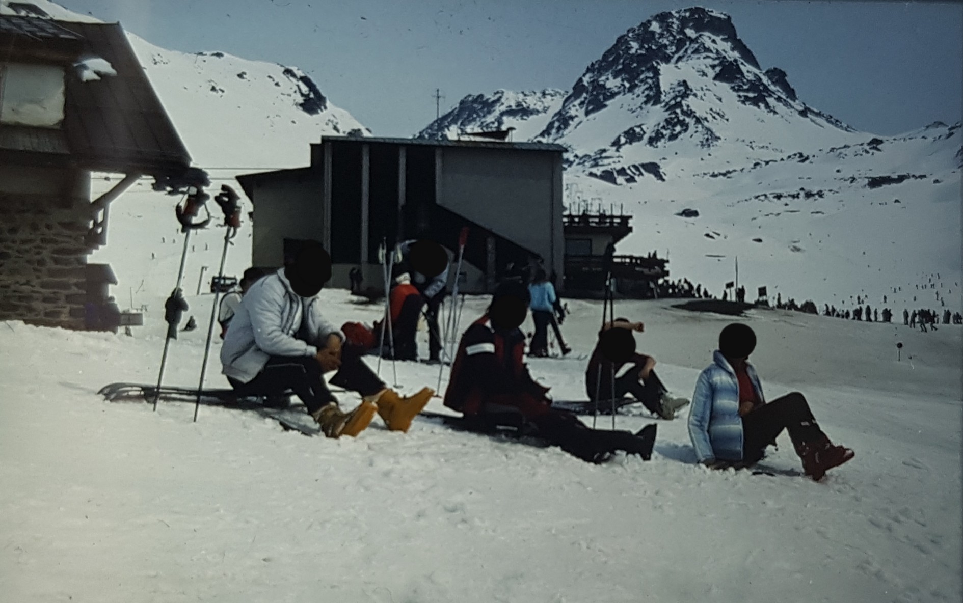 Blick zur Idalpe von derselben Stelle, die sich hinter dem großen Kasten, der Silvrettaseilbahn, verbirgt. Der markante Berg ist der Bürkelkopf.