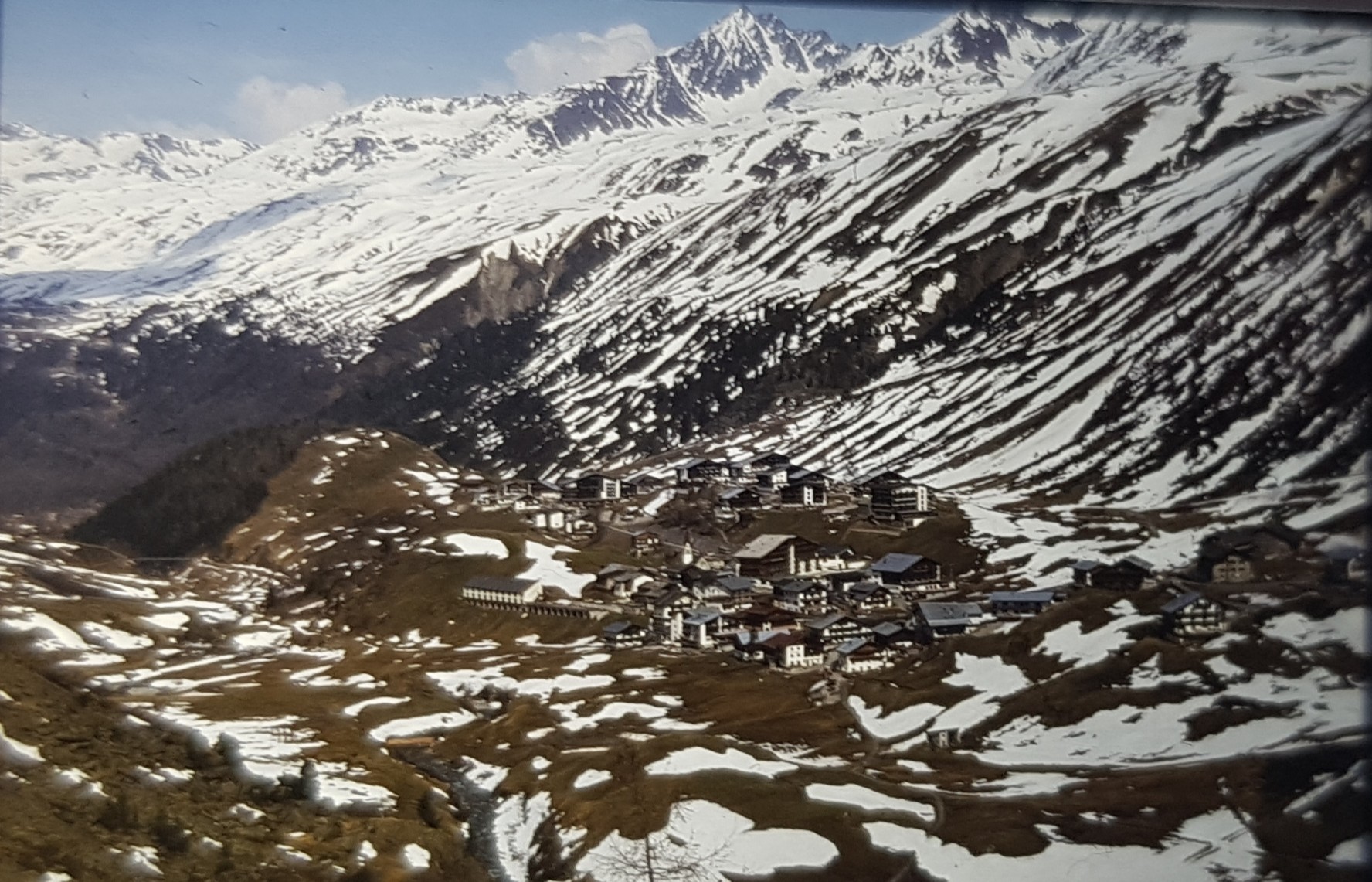 Blick auf den sehr beschaulichen Ort Obergurgl. Skibetrieb gab es hier um diese Zeit keinen mehr. Die Bergspitzen im Hintergrund sind vermutlich der Banker Kirchenkogl (l.) Und die Schermerspitze (r.).