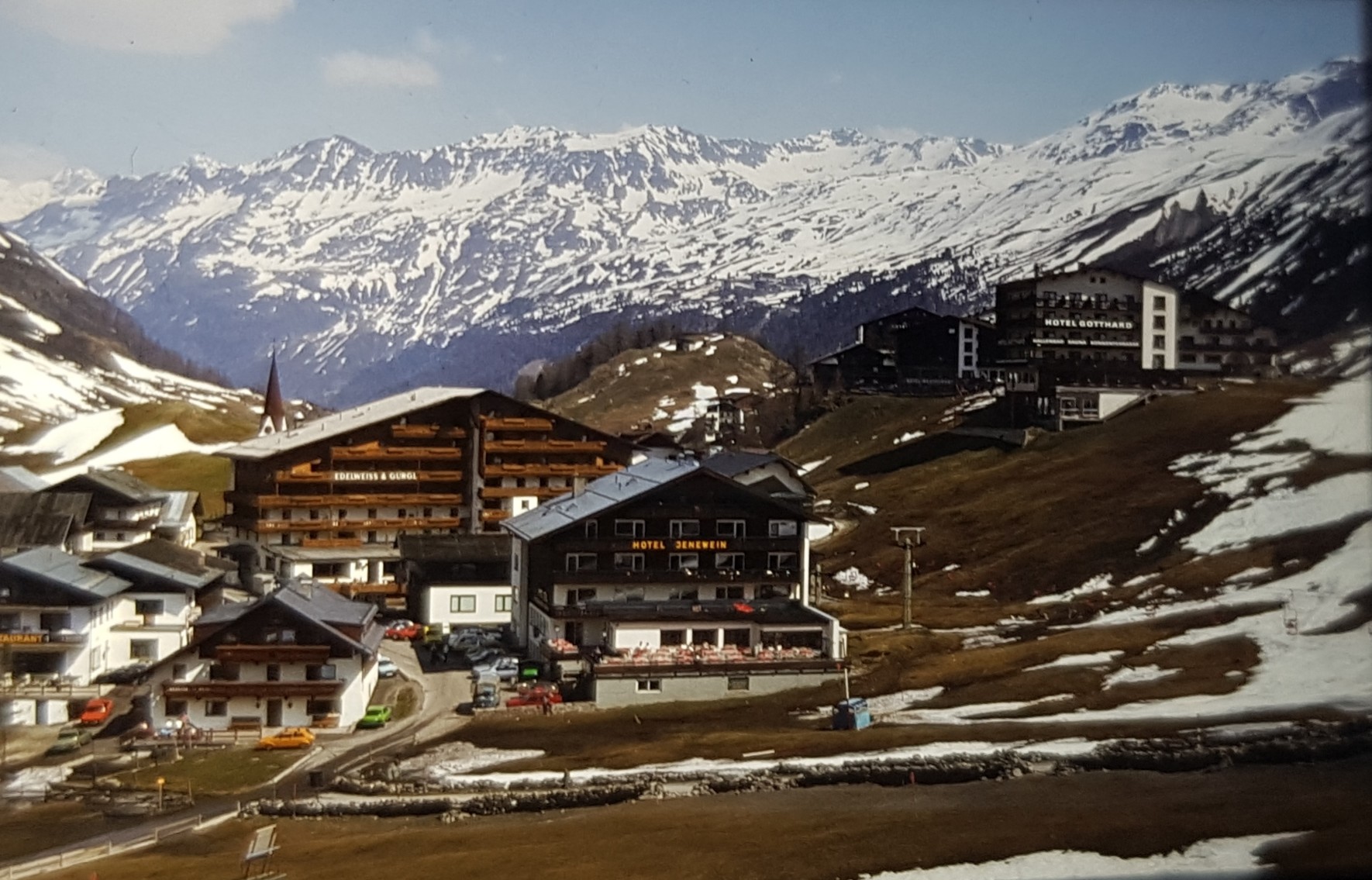 Neben dem Hotel Jenewein sieht man aber einen Lift