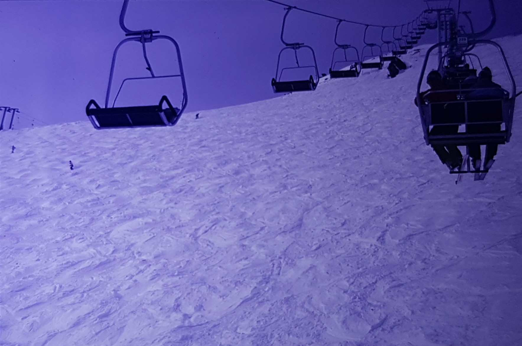 Trasse bergwärts - links der Schlepper