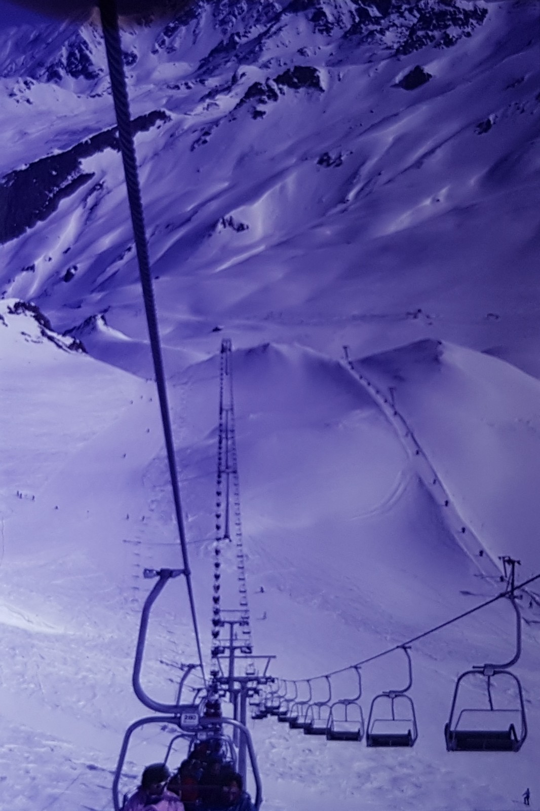 Hier sieht man also den Vorvorgänger der jetzigen 6KSB Palinkopf. Nämlich die DSB, die damals ihren 2. Winter in Betrieb war. Daneben verlief nahezu parallel der Palinkopflift, heute die Zeblasbahn. Beachtlich ist auch die große Sesselnummer im hohen 200-Bereich.