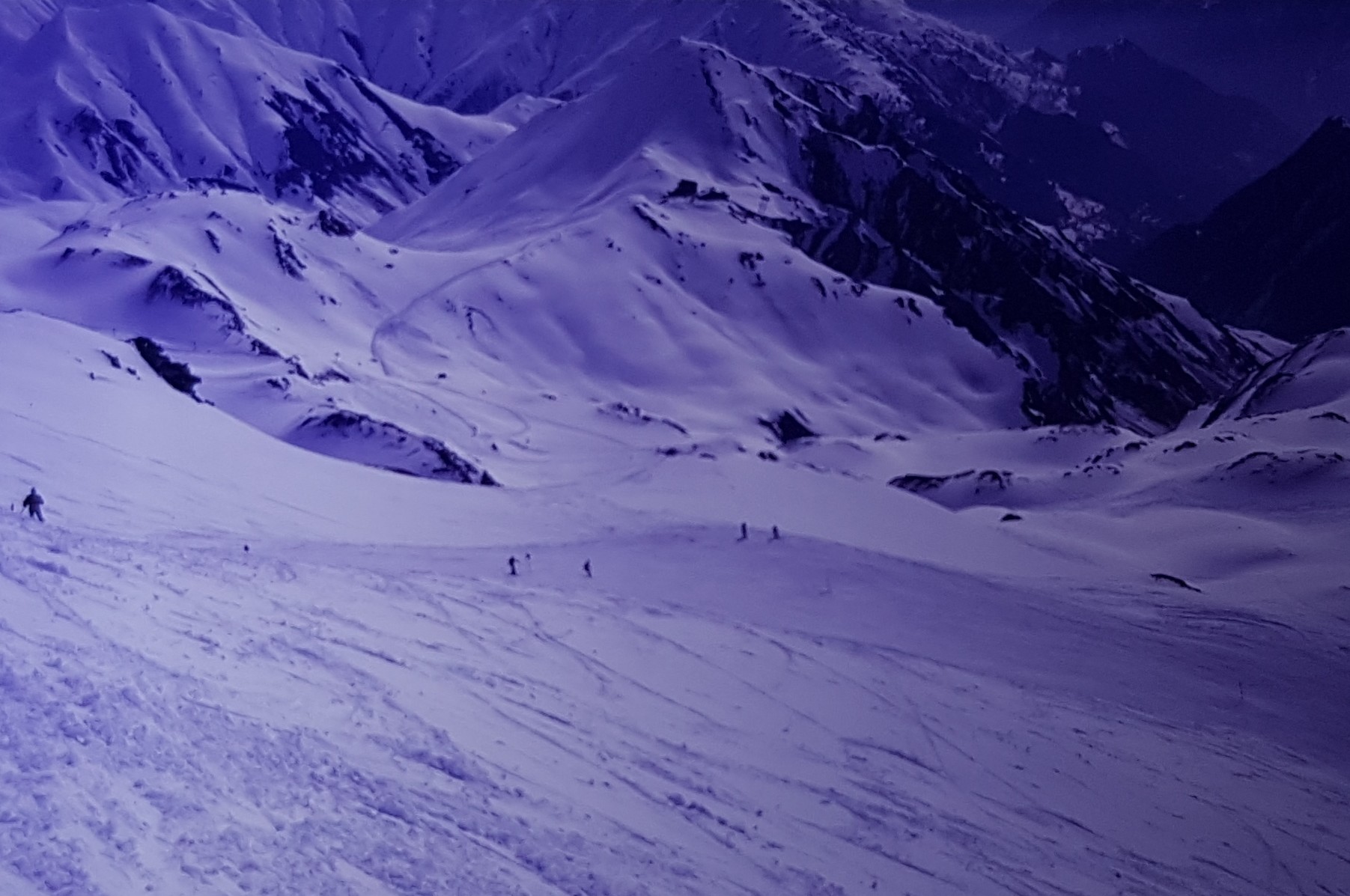 Hier ist nochmal der Blick auf die Pendelbahn aus Samnaun und man erkennt auch den "Skiweg" von dieser zum Blais Grondalift.