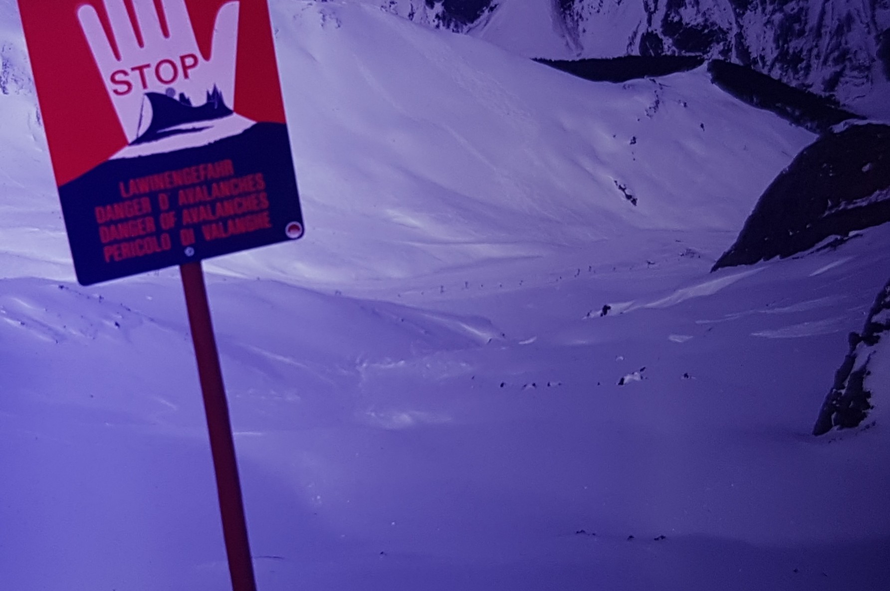 Tiefblick ins Höllkar mit dem Sassgalunlift ganz rechts am Gegenhang.