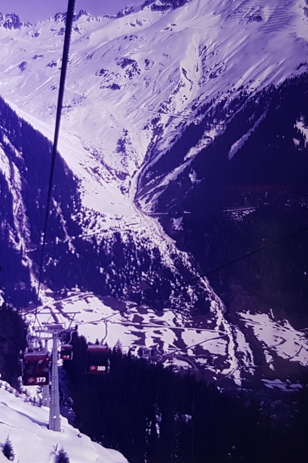 Auffahrt mit der alten 6er Gondelbahn aus Ischgl. Das müsste die Silvrettabahn sein (korrigiert).