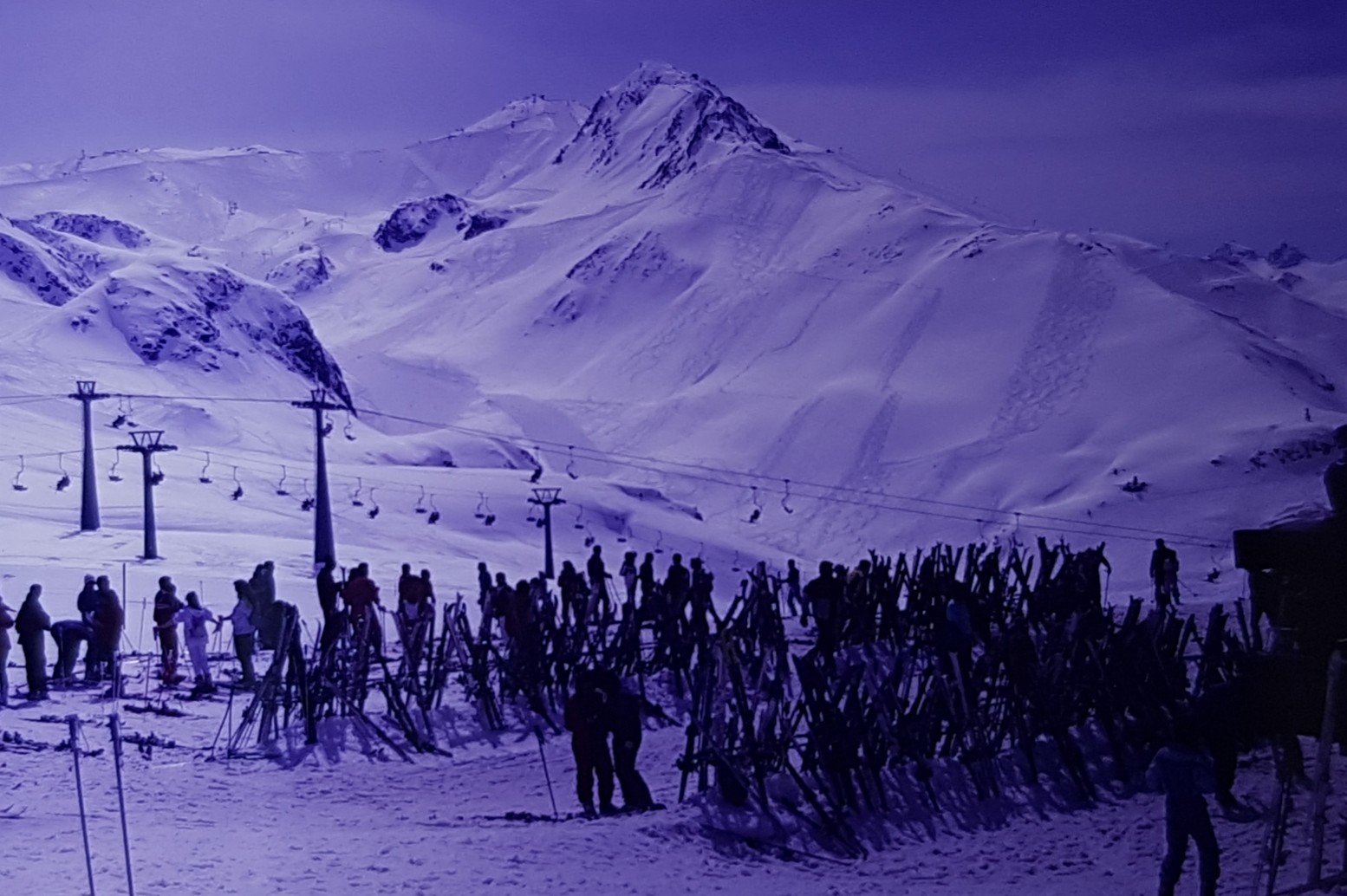 Das Bild ist aber ein Panoramatraum. Mittig im Bild thront die Höllspitz, links dahinter der Palinkopf. Rechts der Höllspitz verläuft die Höllspitzbahn am Bergrücken entlang. Vorne kommt der Höllbodenlift an und die Idjochbahn startet. Interessant finde ich hier vor allem den riesigen Powderhang mit den geordneten Spuren. Generell lag da schon massig Schnee :D