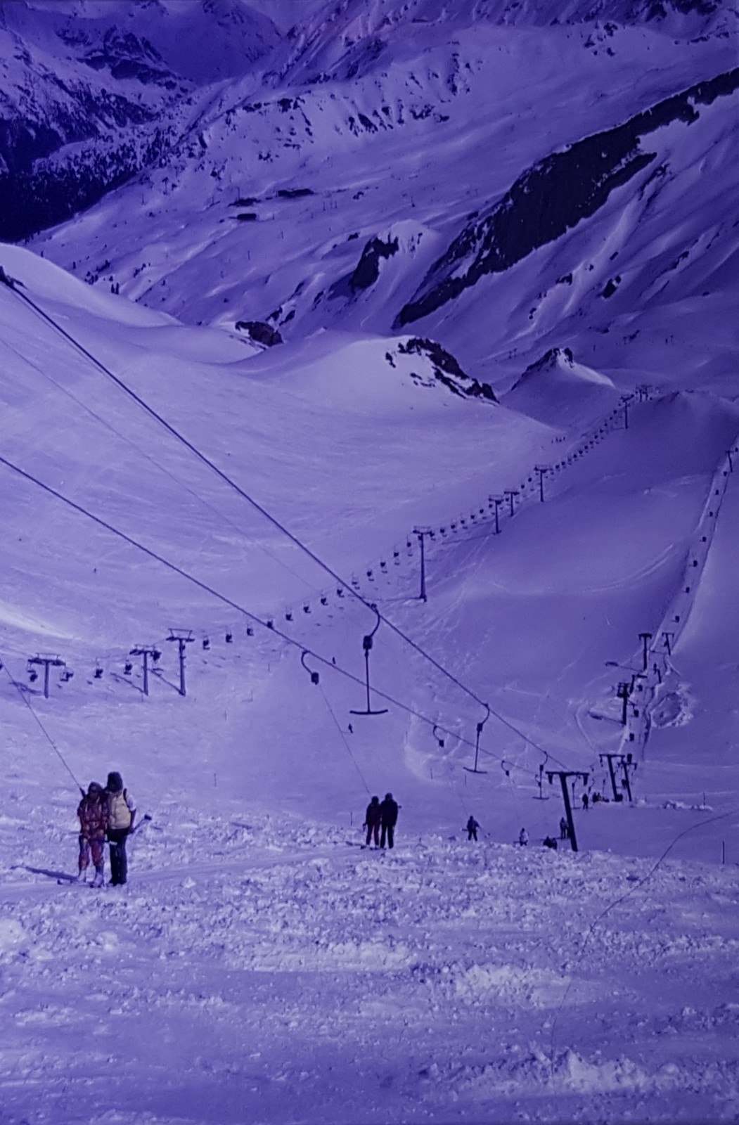 Der Palinkopflift aus der Nähe betrachtet. Im Hintergrund kann man bis zur Idalpe und dem Pardatschgrat blicken, auch die Lange Wand ist im Bild.