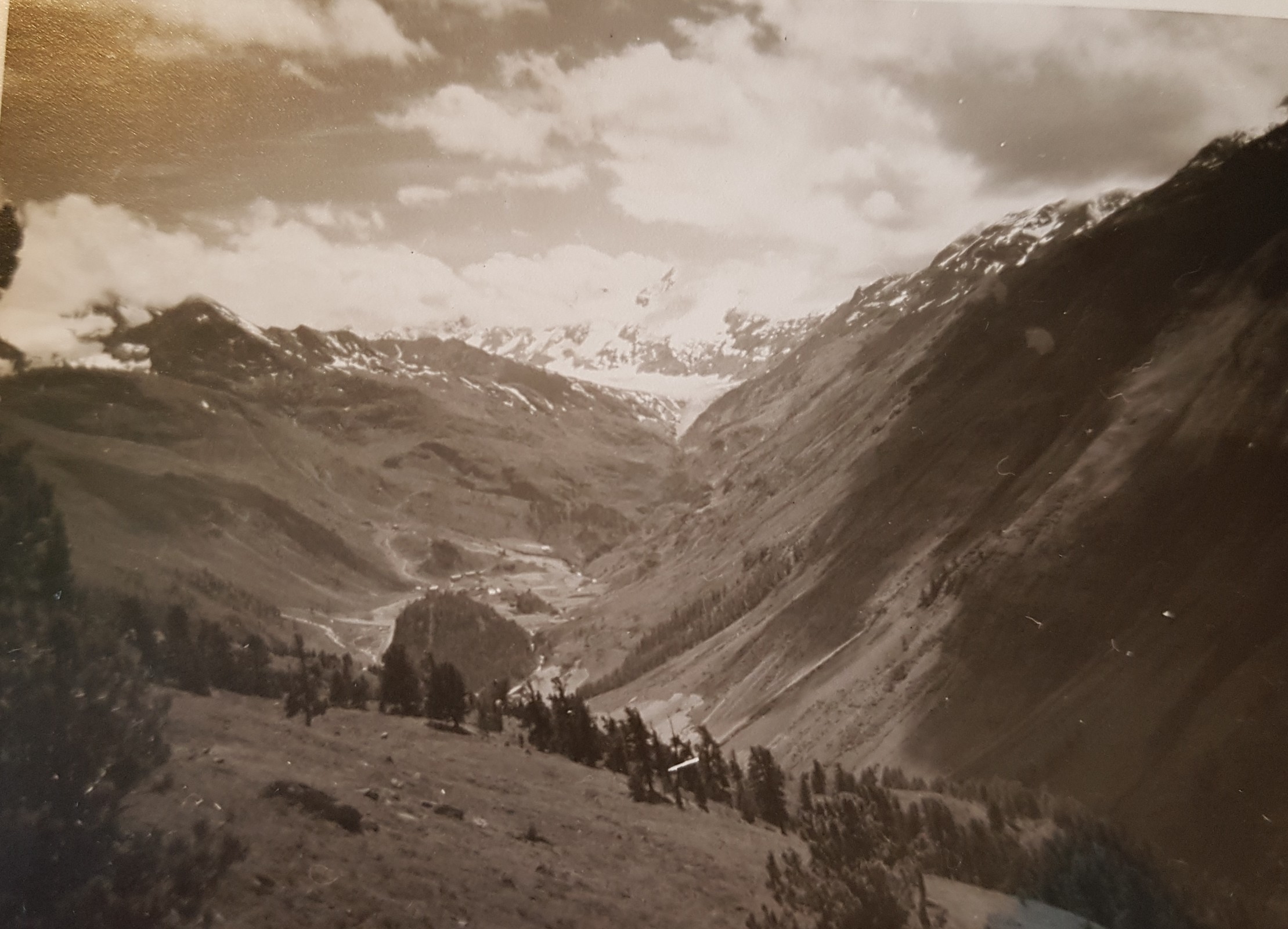 Blick auf Obergurgl mit dem Gurgler Ferner im Hintergrund. Ich finde es einfach beeindruckend, wie nahe dieser Gletscher damals noch am Ort lag, im Vergleich zu jetzt!