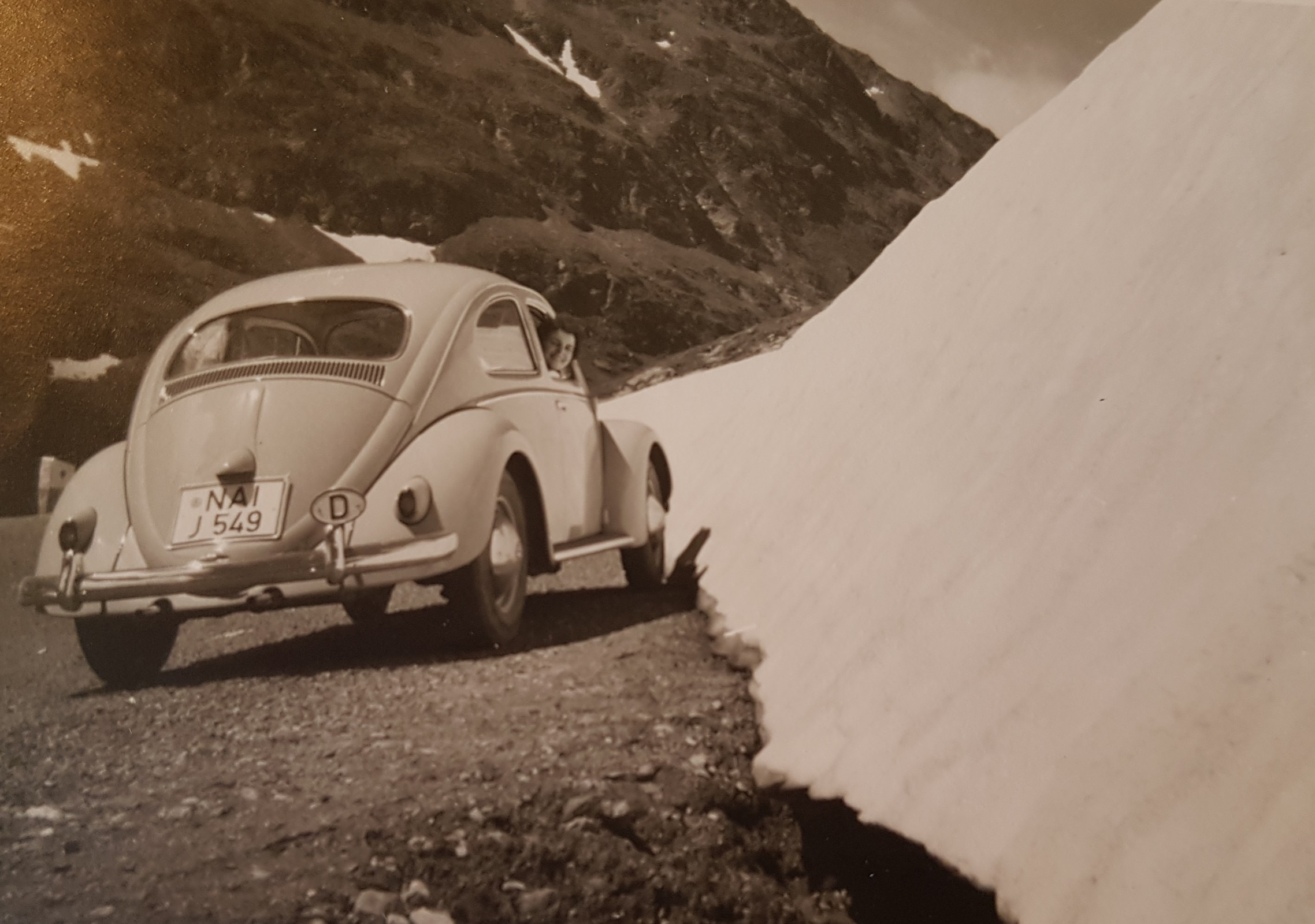 Schnee im Hochsommer auf der Timmelsjochstraße. Das Auto, der VW Käfer meiner Großeltern, war damals 1 Jahr alt, also brandneu ;-)