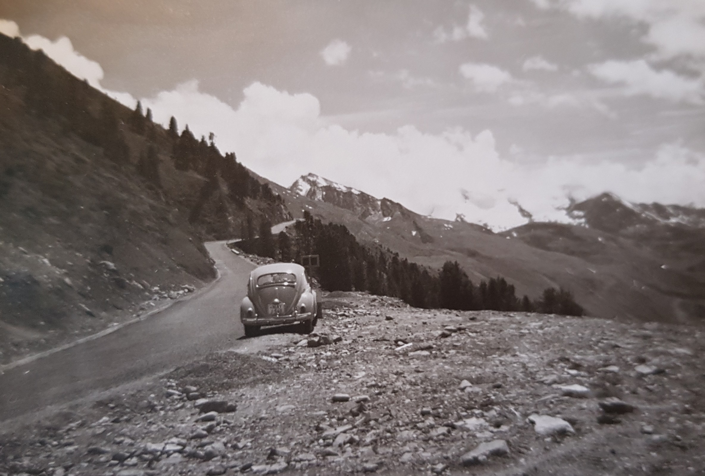 Wie unschwer zu erkennen ist, war die Straße damals nicht sehr breit. Und: sie ging noch nicht nach Italien, sondern nur zum Joch!
