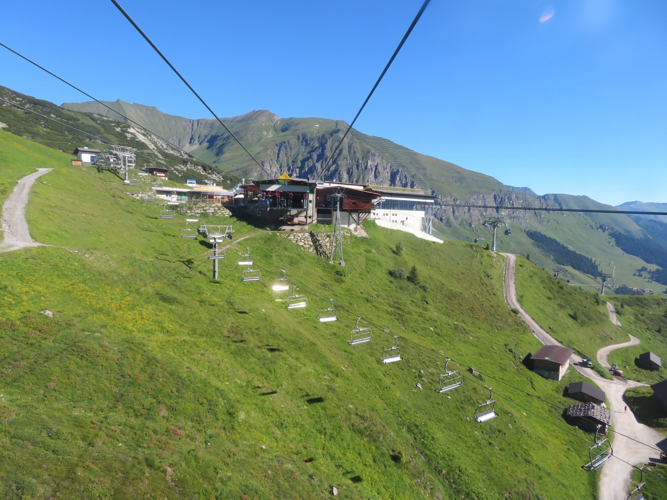 Um 09.04 Uhr sitze ich im Gletscherbus II auf dem Weg zum Tuxer Ferner Haus. Die Sessel des 6-CLF Sommerberg waren teilweise äußerst blendend...