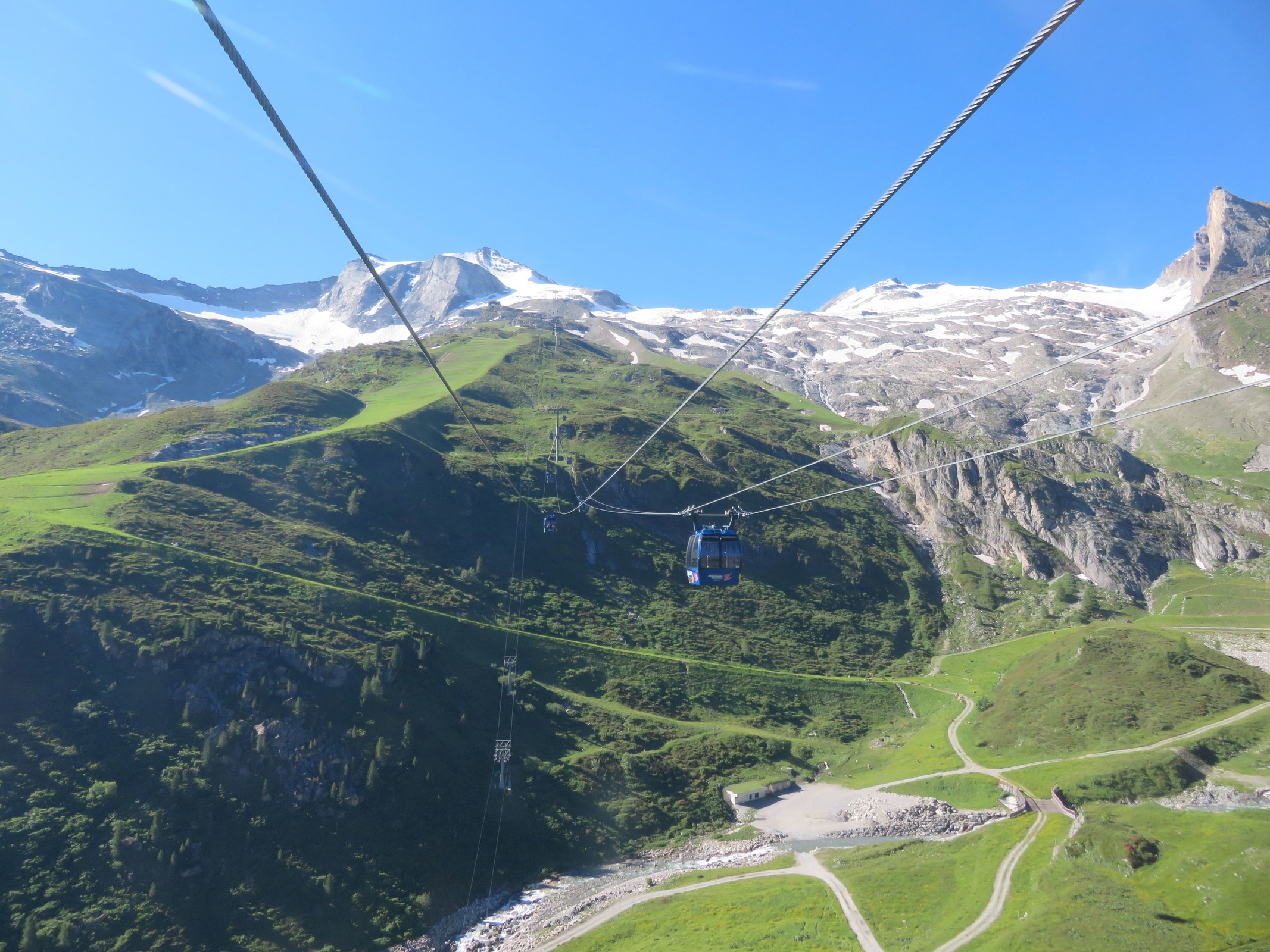 Und zur anderen Seite der Blick gerichtet, schwebe ich hier gerade über dem "Keesboden". Ist mit dem grau-grün-weißen Kontrast eigentlich ganz nett :-).