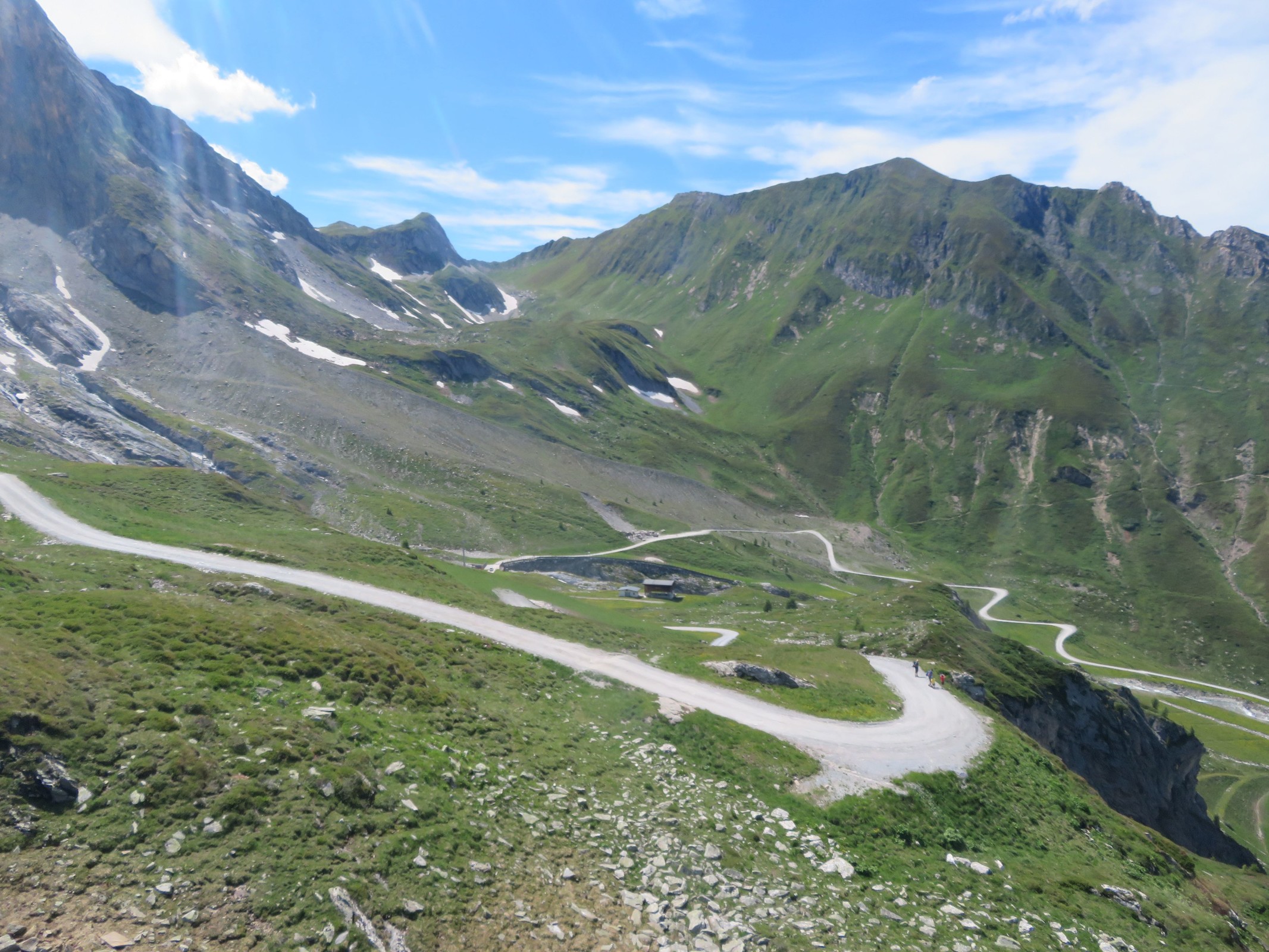 Blick zur bildmittig gelegenen Talstation des 2-CLF Lärmstange I.