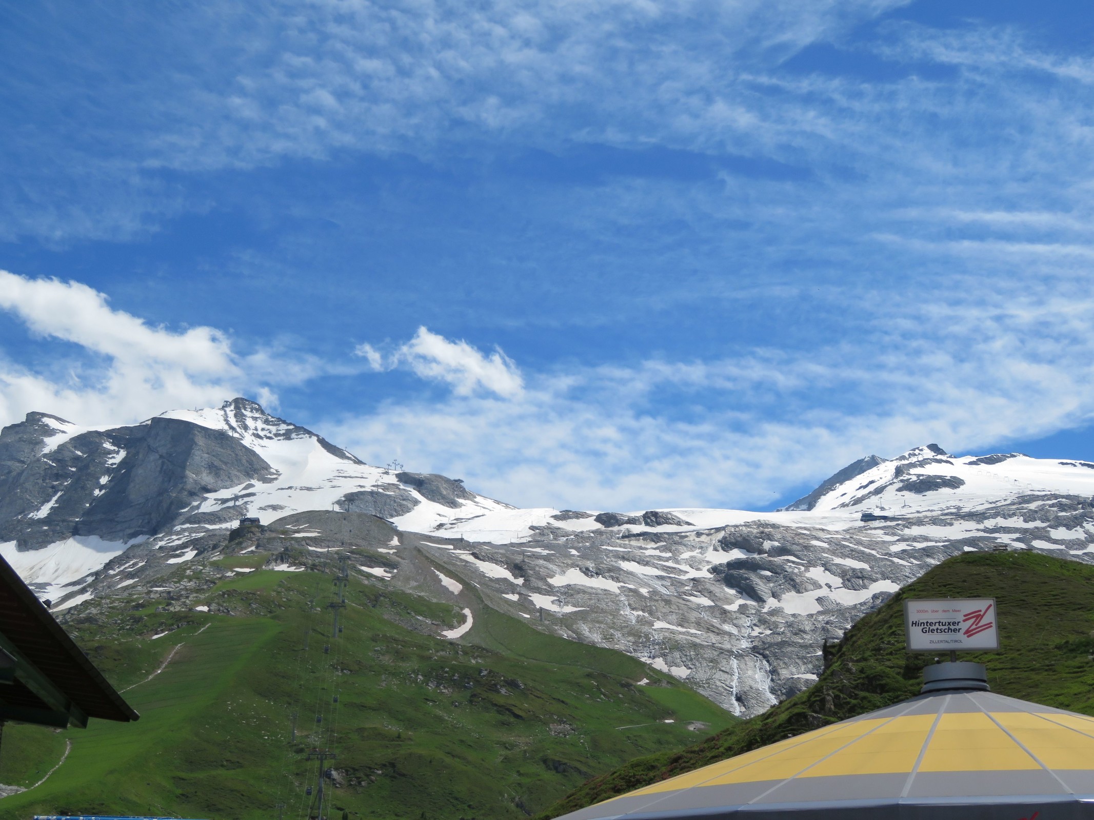 Über die Schirmbar gucken wir hinüber hinweg zum (ehemaligen) Gletscher.