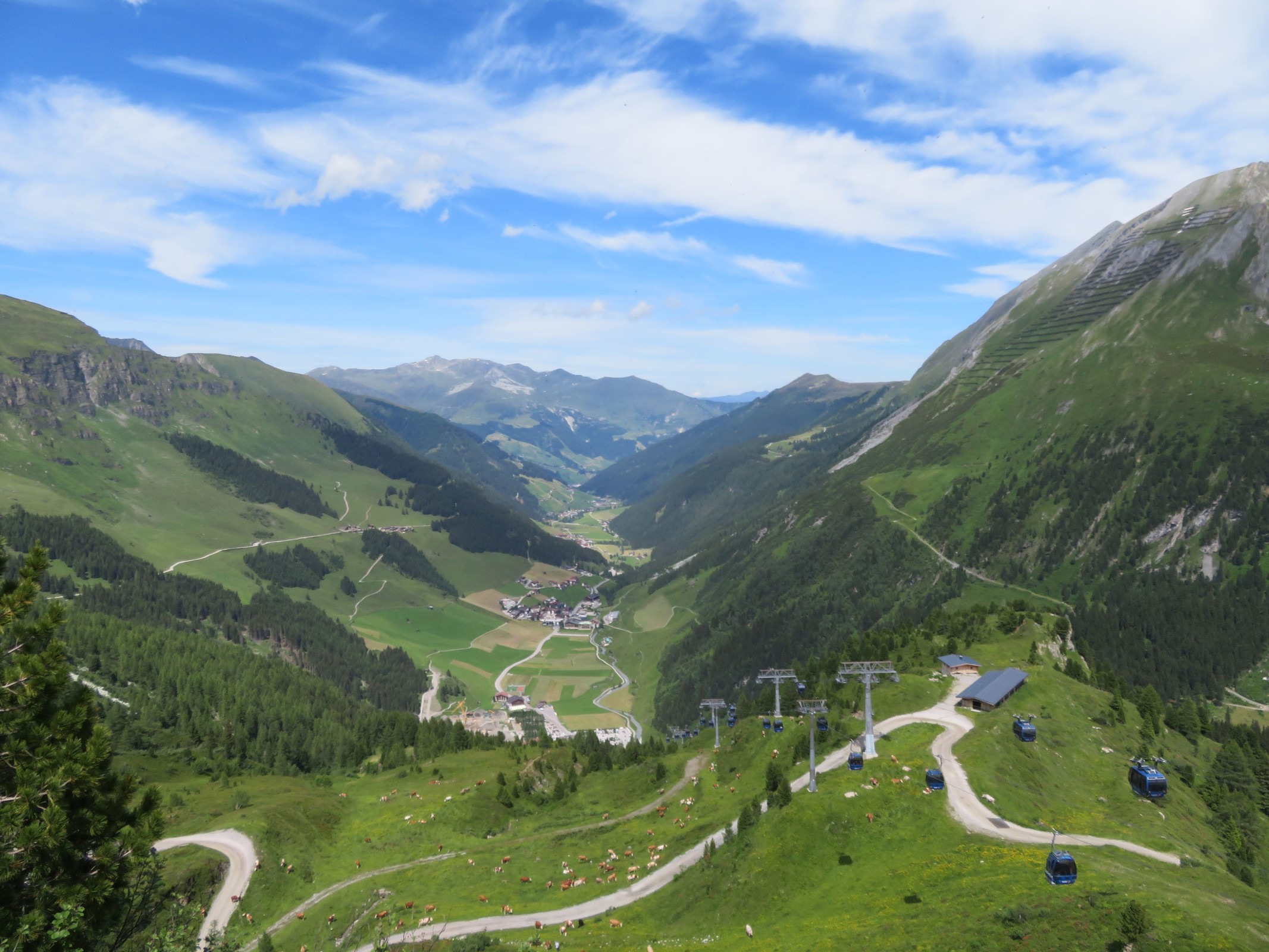 Blick von der Mini-Aussichtsplattform ins Tuxertal entlang der Zubringerbahnen.