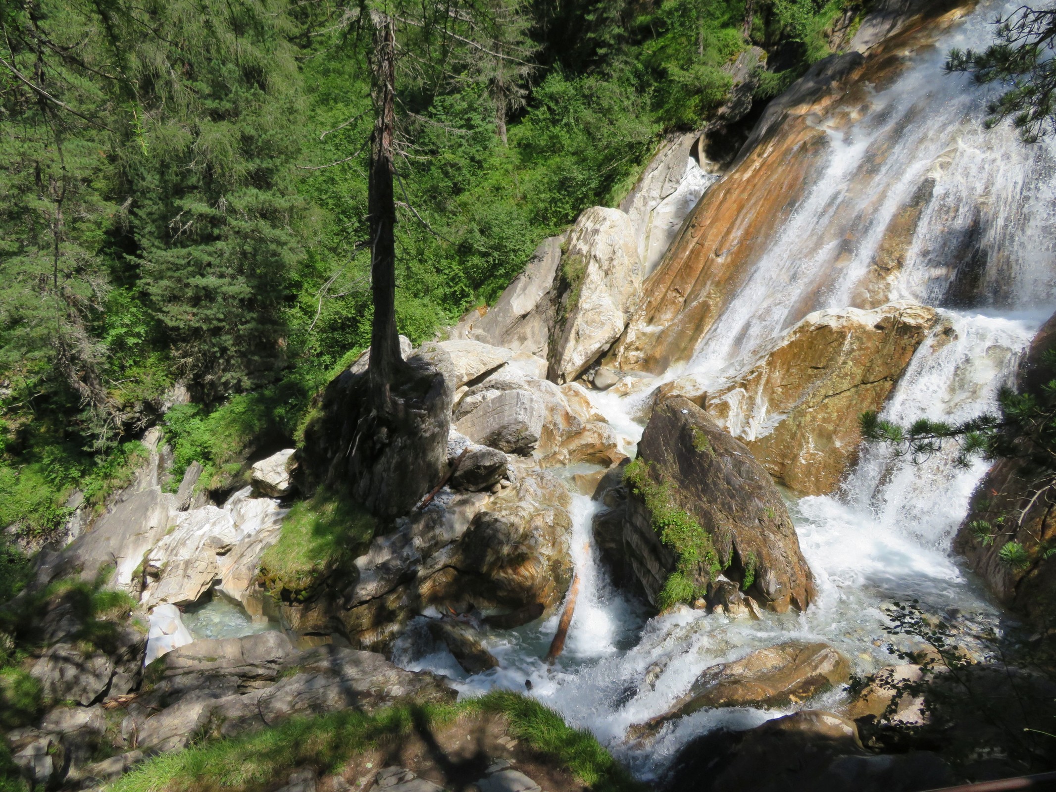 Wasserfall mit Baum auf einer Insel ;-).