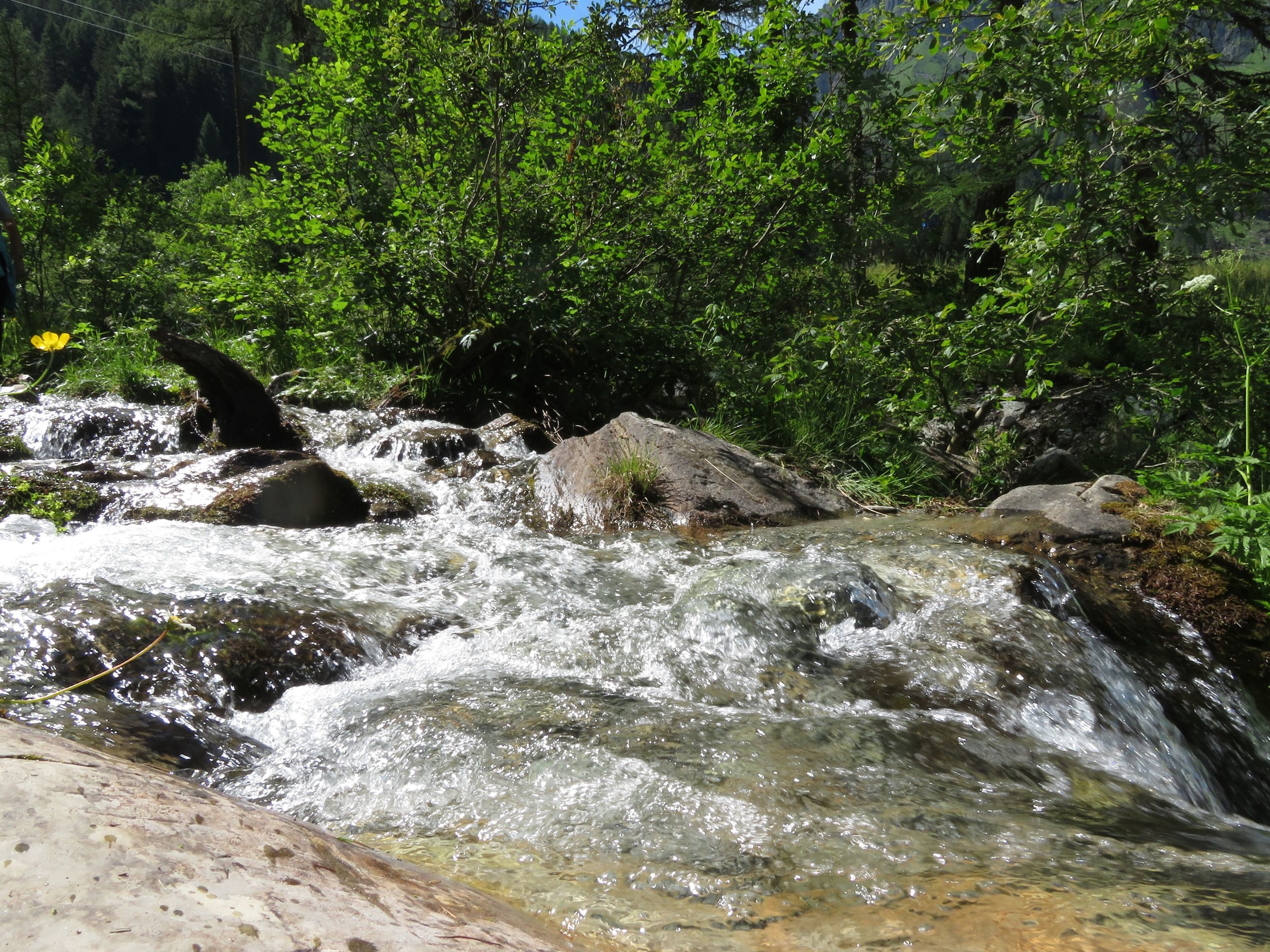 Bach, der die Brücke unterquert hier nach. Müsste auf dem Bild hiervor, hiernach und diesem Bild der Tuxbach sein.