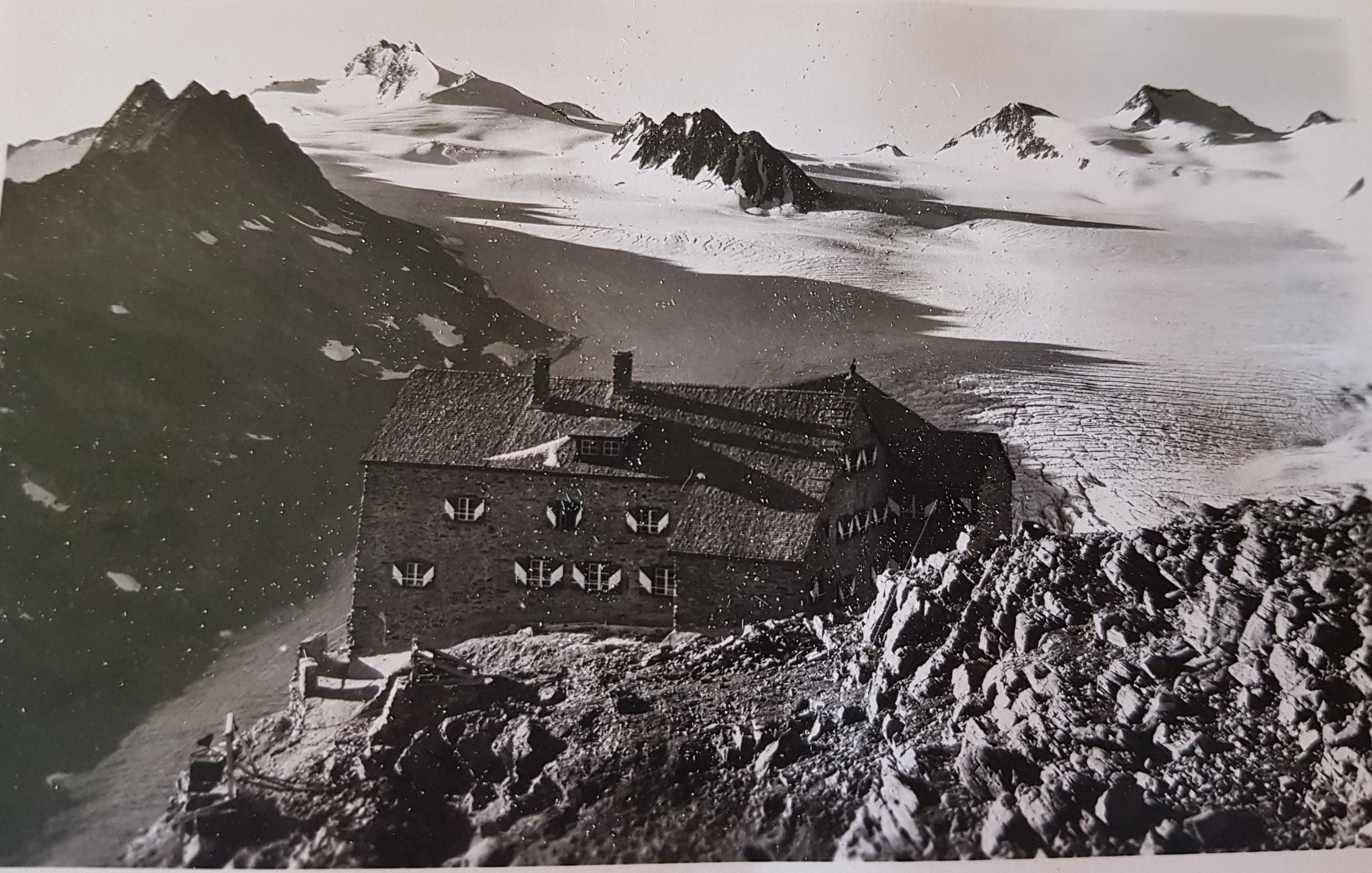 Vorne ist wieder das Ramolhaus im Bild. Man beachte aber auch, dass die beiden Gletscher links und rechts der Felsgruppe damals noch einen gewaltigen gemeinsamen Auslauf hatten, und heute etliche hundert Meter voneinander entfernt liegen!