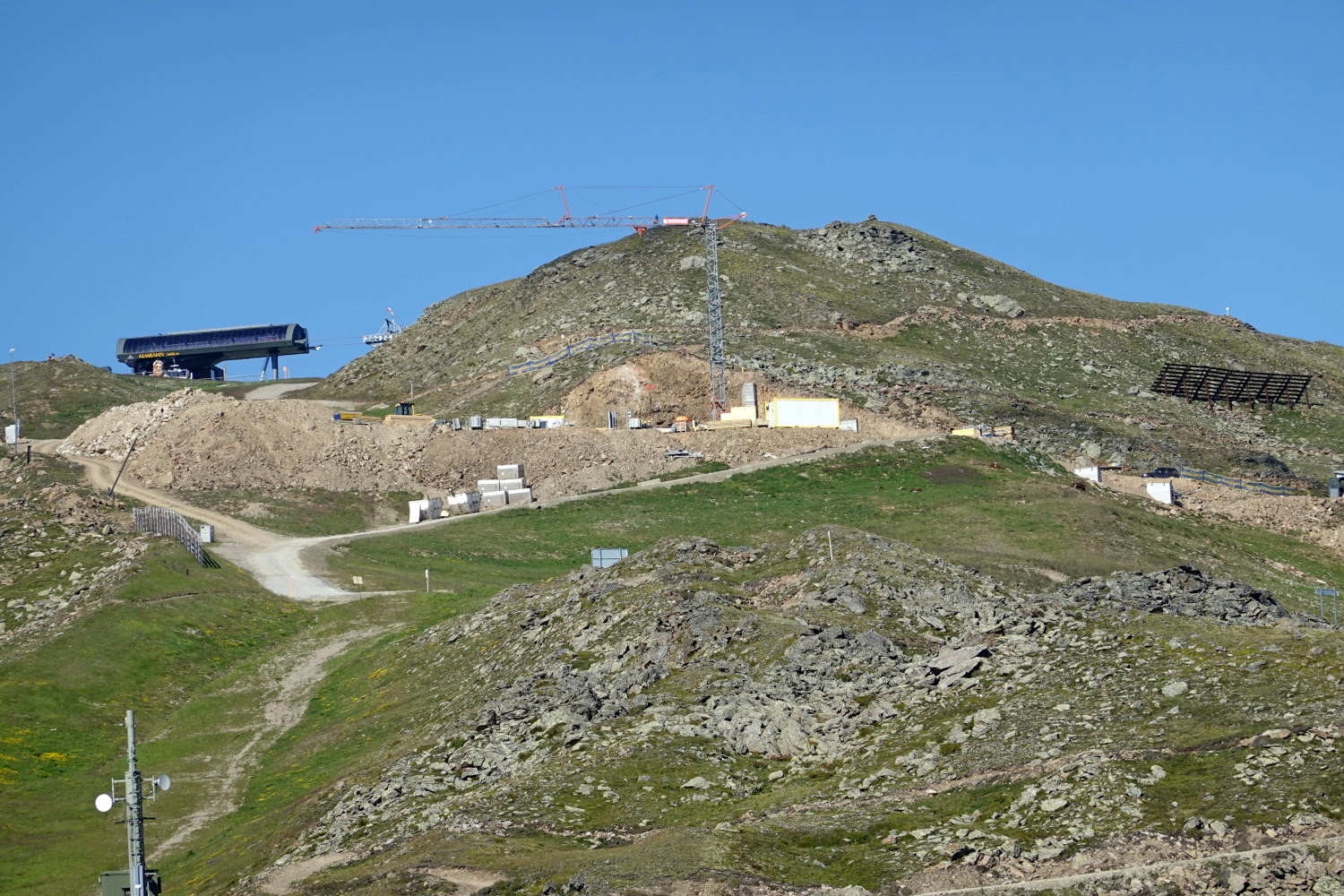 Blick vom Schönjoch zur neuen Bergstation