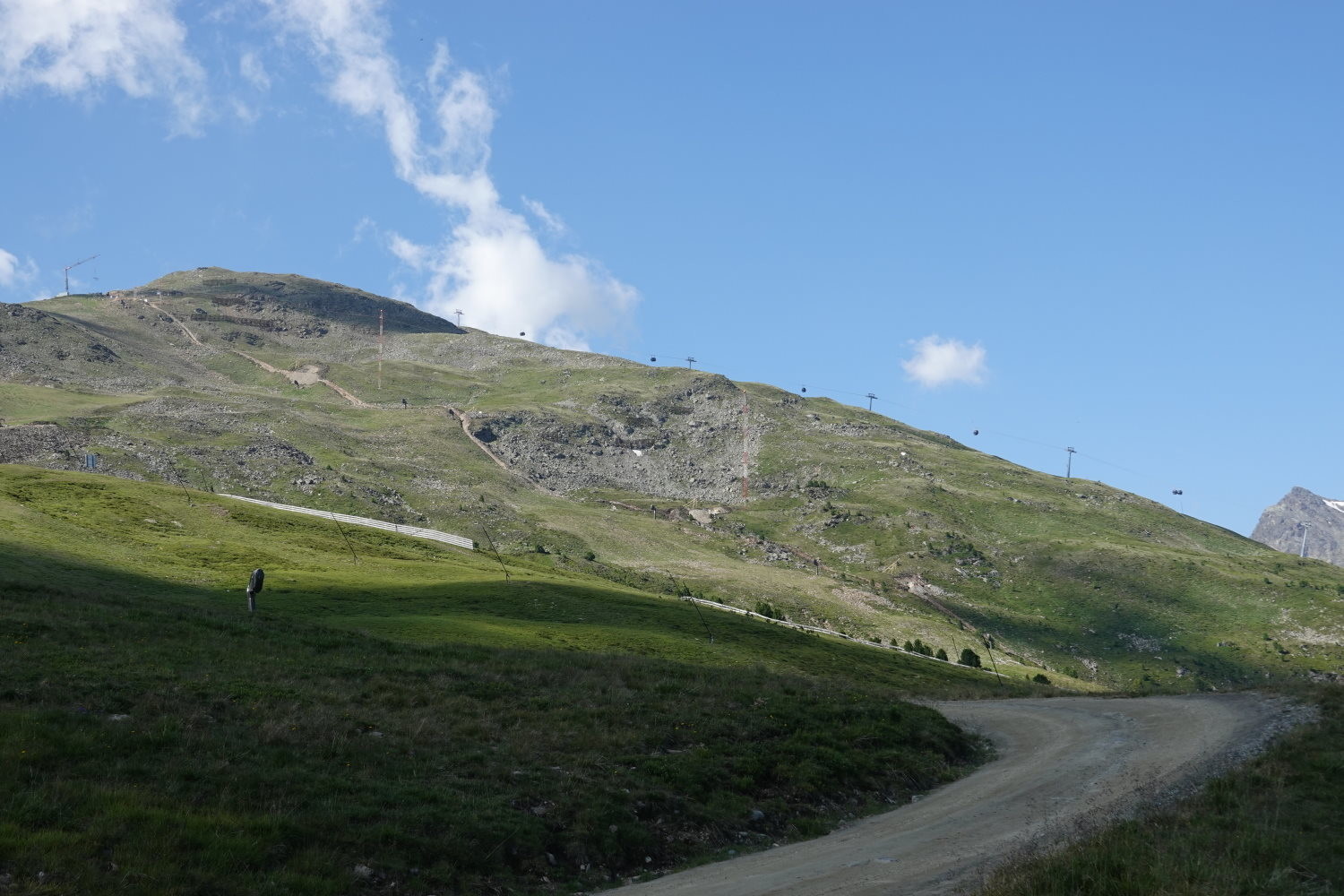 Künette parallel zur neuen Trasse