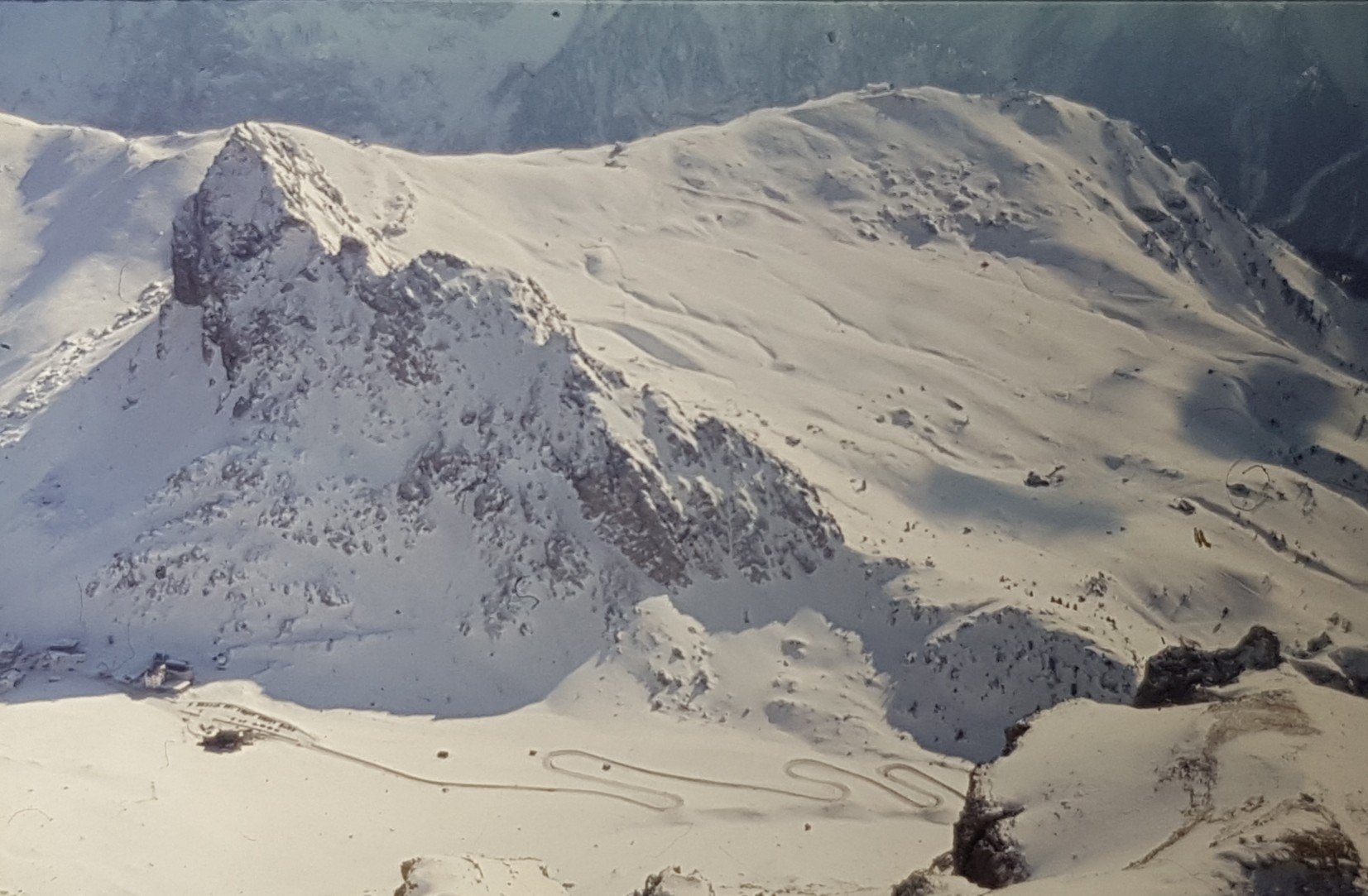 Blick auf das Pordoijoch und den Sass Becè links. Rechts sieht man die weiten Skihänge am Belvedere.