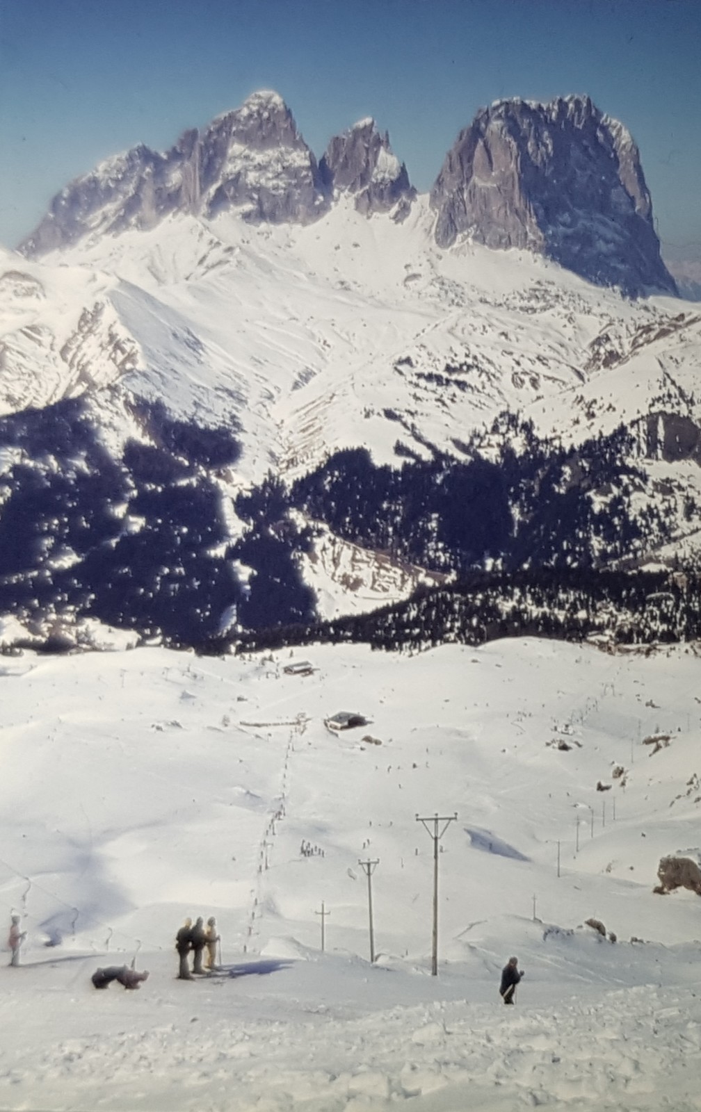 Links sieht man die Trasse des selben ESLs, im Hintergrund thront die Langkofelgruppe.