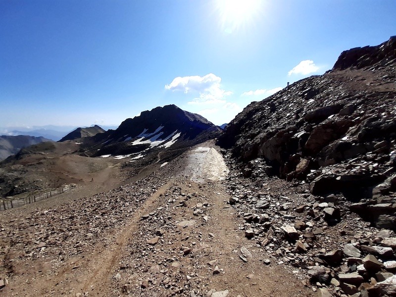 Kurz unterhalb der Bergstation Rothorn auf etwa 2860m.ü.M. hat es noch ein kleines Schneefeld. Insgesamt wird der Weg nur noch etwa dreimal von Schnee bedeckt.