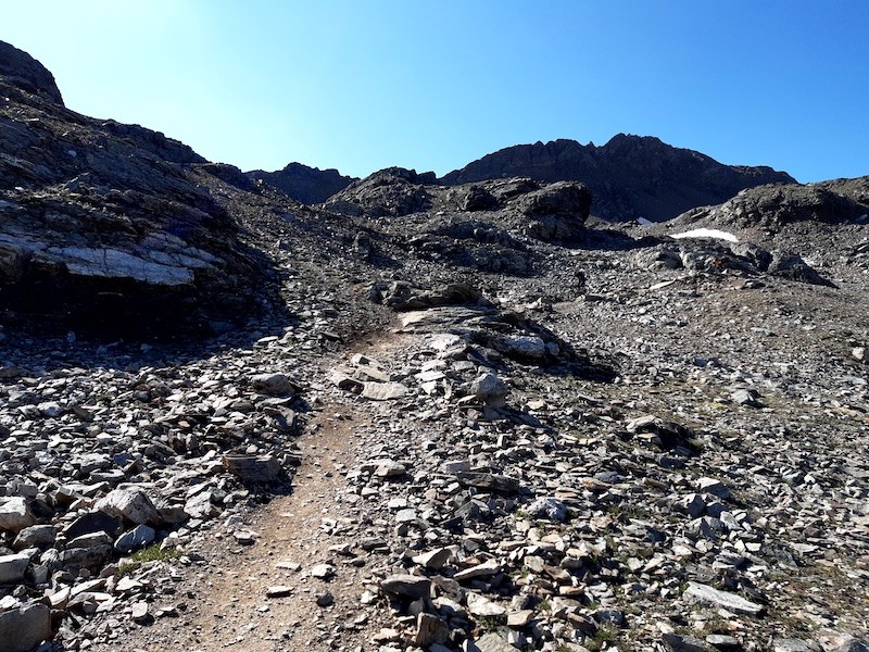 Zu Beginn verläuft der Trail sehr felsig/schotterig. Wie hier im Bild gibt es auch immer wieder Felsstufen, welche überfahren werden müssen.