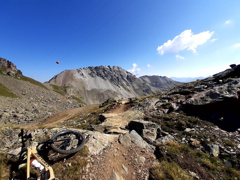 Wenig oberhalb der Galerie, welche auf dem Bild zu erkennen ist.