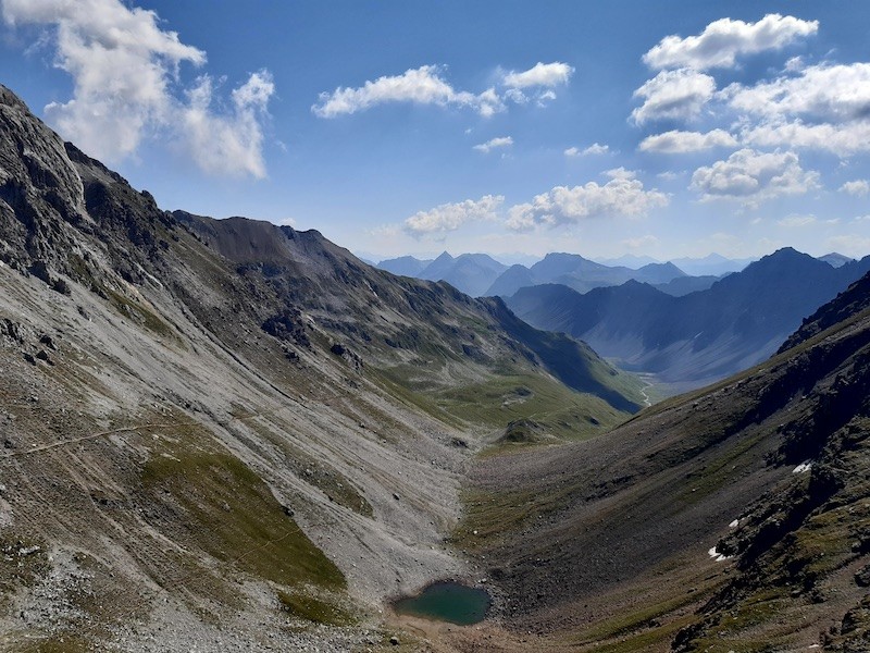 Blick ins Tal Richtung Arosa. Zu sehen sind das Totseeli am Talanfang sowie der Älplisee im Talverlauf.