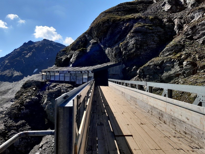 Brücke zwischen den beiden Galerieabschnitten