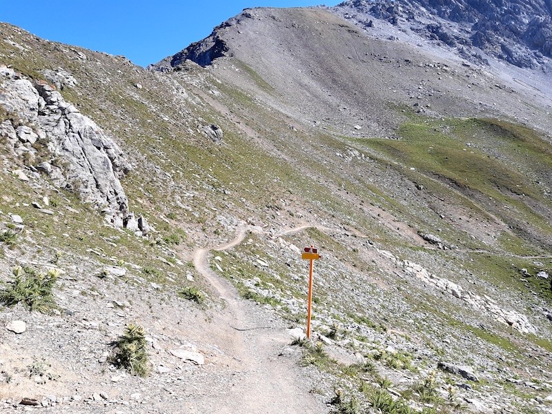 Startpunkt des Trails Richtung Arosa beim Gredigs Fürggli. An dieser Stelle verzweigen sich Wander- und Bikeweg.