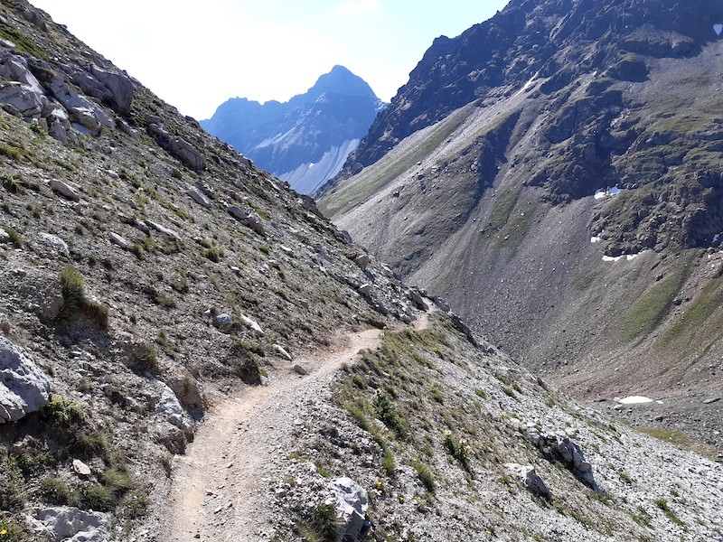 Der erste Teil weist eine hohe und wohl schmerzhafte Falltiefe auf.