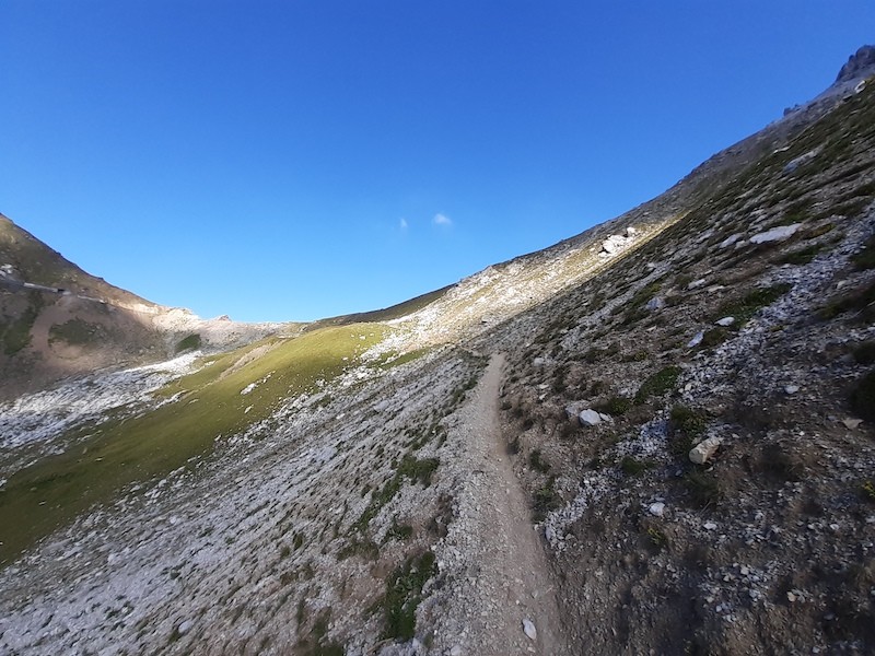 Blick zurück. Von hier erscheint die Galerie plötzlich ziemlich steil. Generell ist das Tempo beim Befahren des Tunnels mit dem Vélo massiv höher als mit den Wintersportgeräten. Mit dem Bike muss man teilweise sogar leicht abbremsen.