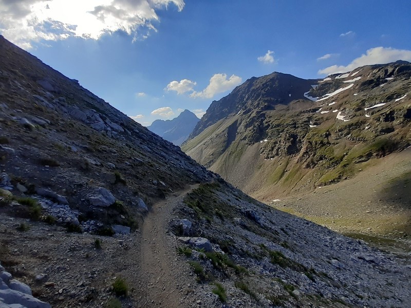 Schwierig ist der erste Teil nicht, jedoch ziemlich ausgesetzt und schmal.