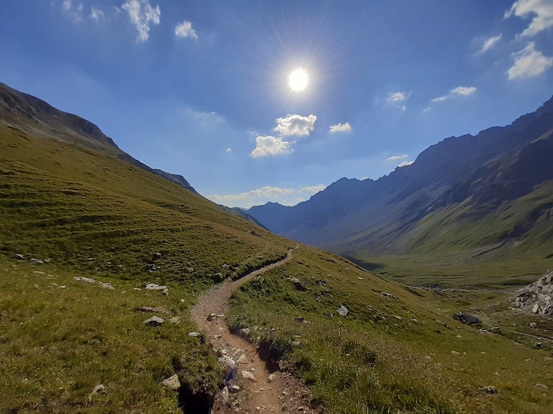 Zwischendurch verläuft der Weg flach mit kurzen Bergaufpassagen.