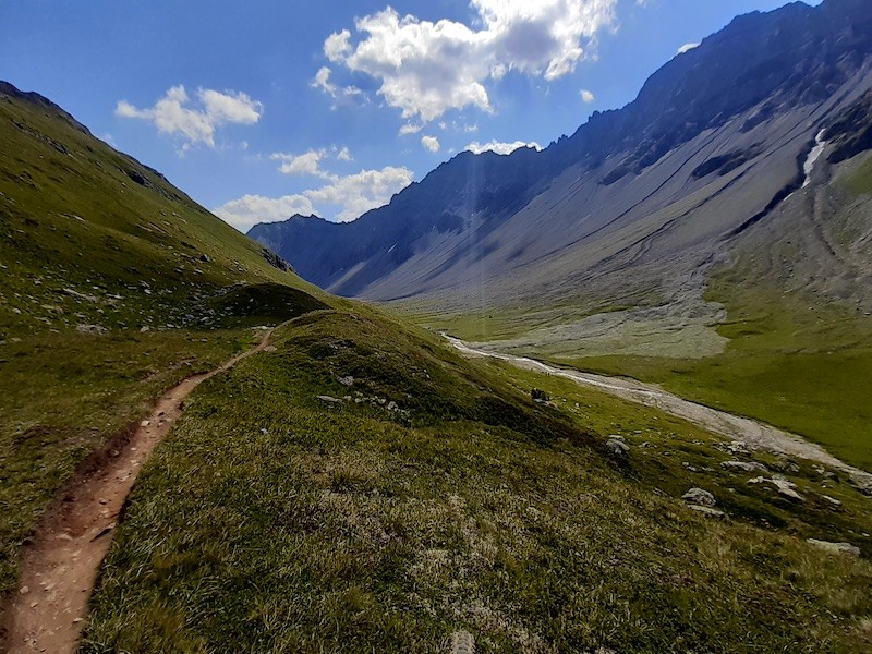 Vor dem Älplisee hat es eine relativ grosse Schwemmebene. Der Trail verläuft stets oberhalb des Talbodens.