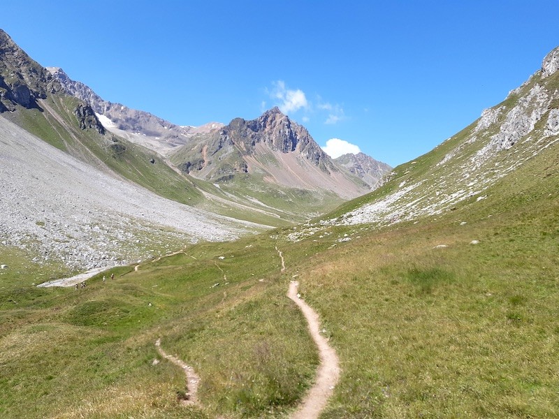 Blick zurück, das Tal bergwärts betrachtend. DemBerg zuhinterst im Tal entlang ist die Galerie verbaut (noch schwach zu sehen).