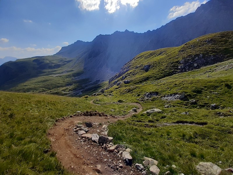 Einstieg in die steile Felsstufe hinunter Richtung Schwellisee