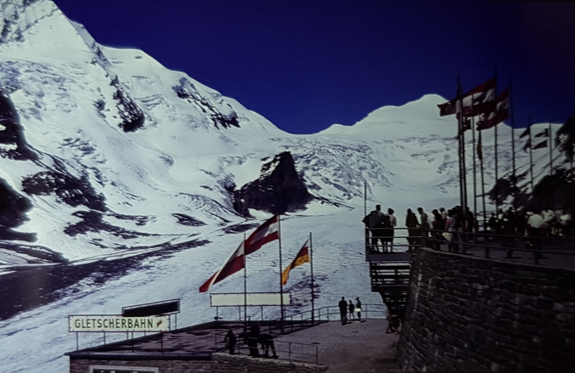 Links sieht man den Großglockner (3798m), rechts den Johannisberg (3453m), unten befindet sich die Gletscherbahn. Und ich weiß ehrlich gesagt gar nicht was ich weiter schreiben soll, denn die damaligen Eismassen sind einfach so riesengroß gewesen...