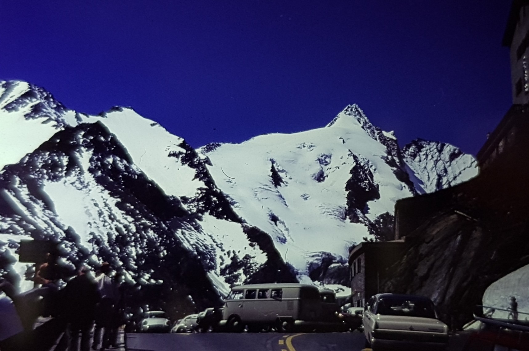 Hier im Bild ist der Großglockner höchstpersönlich, der trotz seiner markanten und steilen Felswände einen dicken Eispanzer trug!