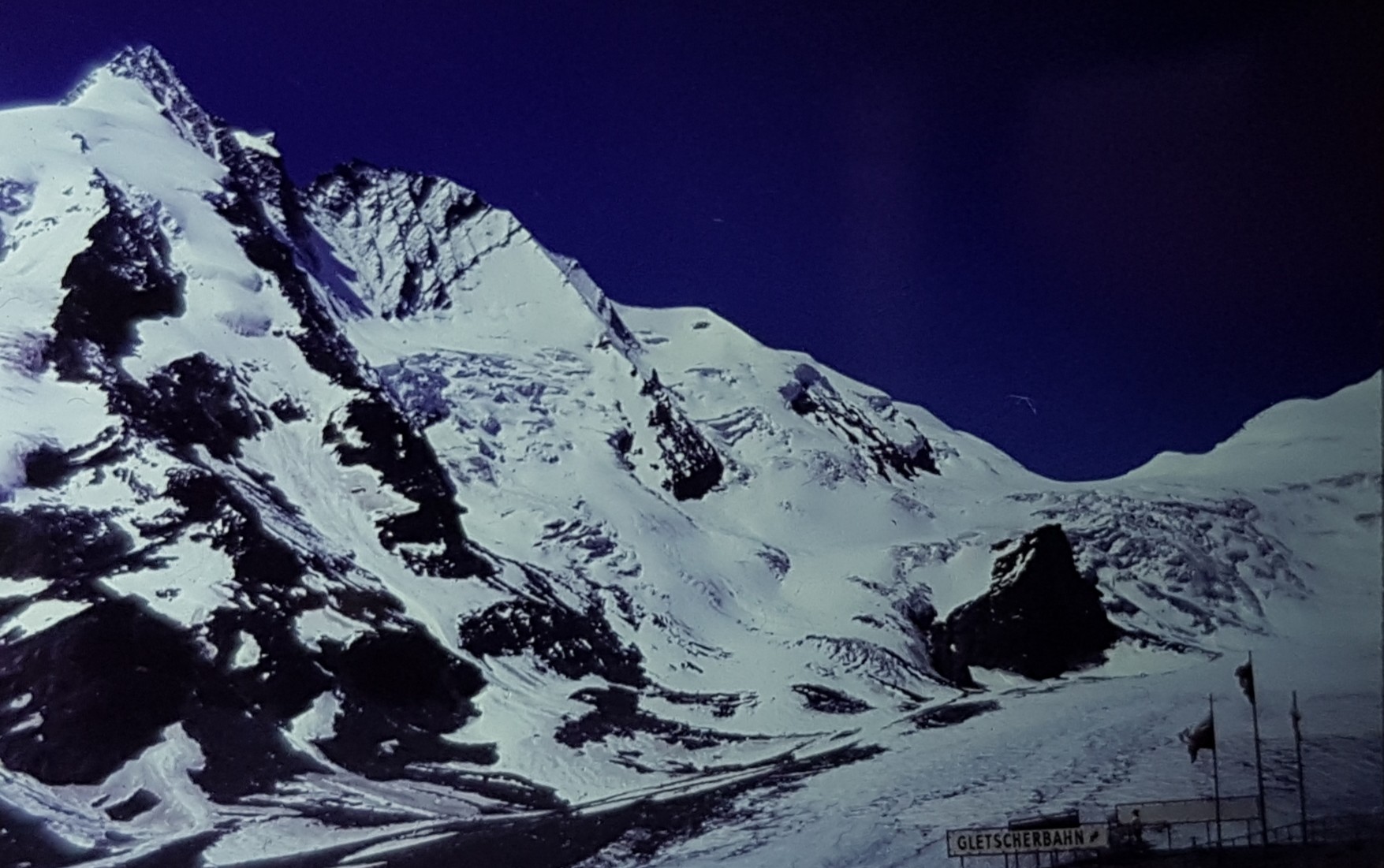 Wohlgemerkt, die Bilder entstanden mitten im Hochsommer. Zu sehen ist wieder der Großglockner (links) und die Pasterze mit Gletscherbahn (rechts).