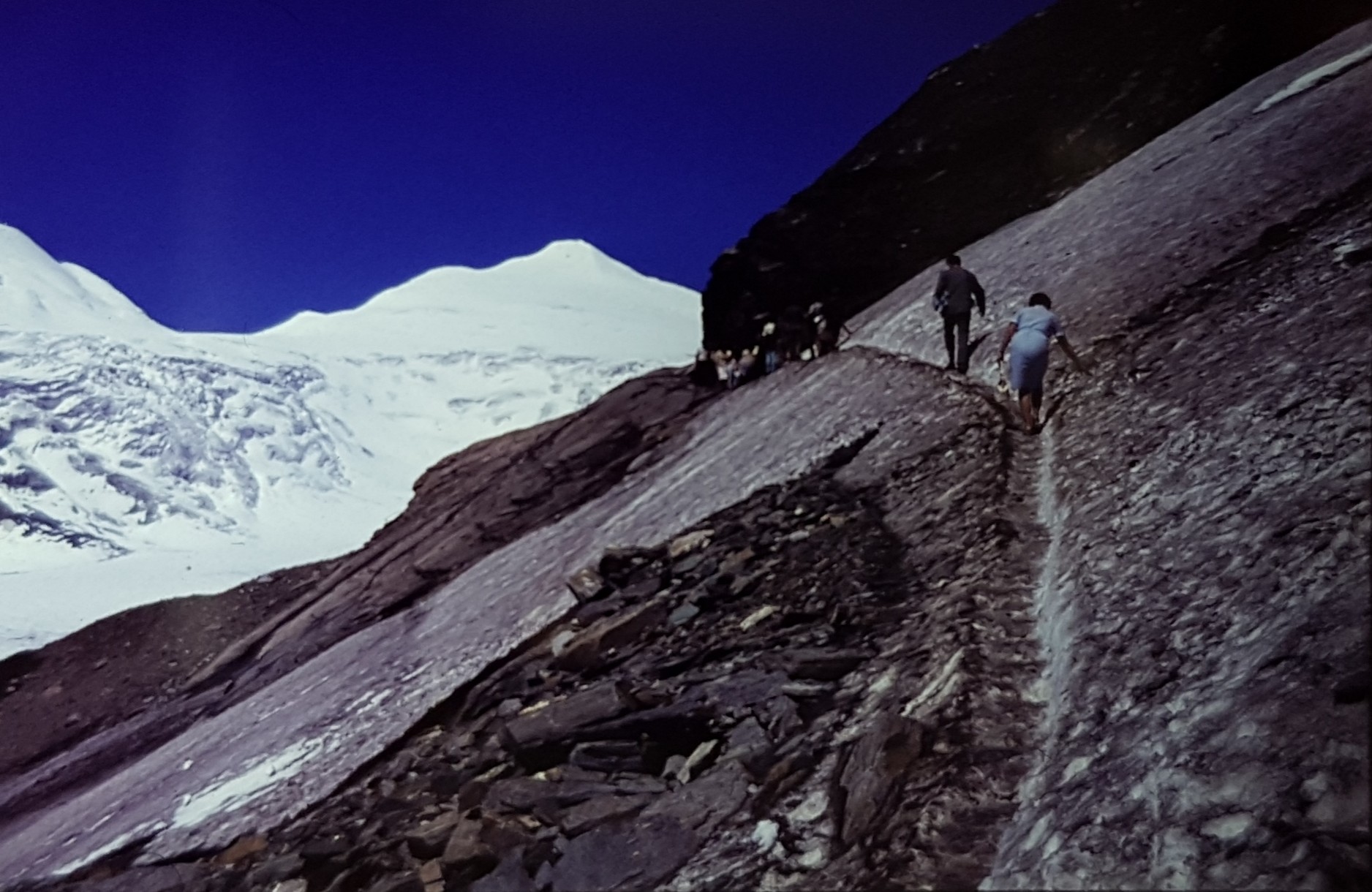 Kein Stück Fels schaute aus dem Giganten aus Eis, dem Johannisberg, heraus. Der Weg hinter taleinwärts scheint mir aber auch sehr gefährlich gewesen zu sein, v.a. mit der Ausrüstung!