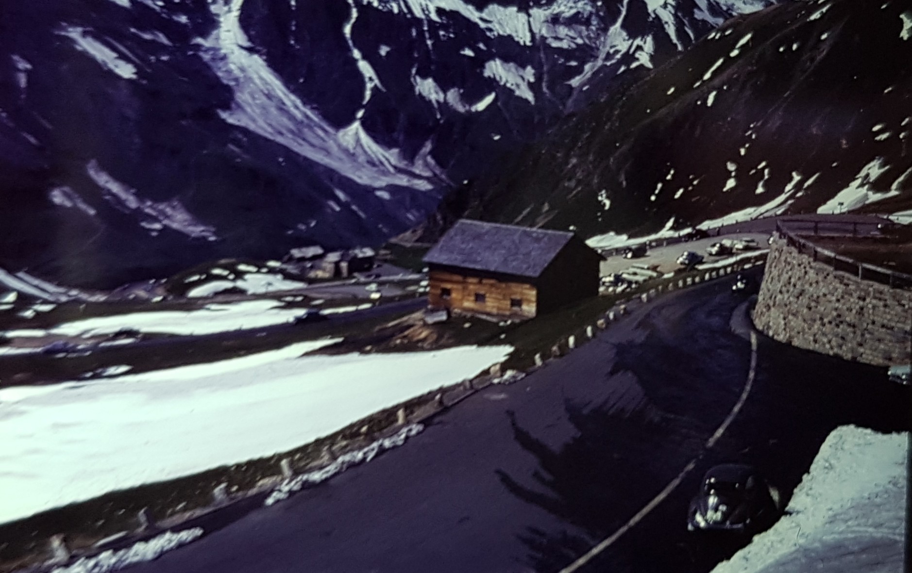 Und die Passstraße hinab