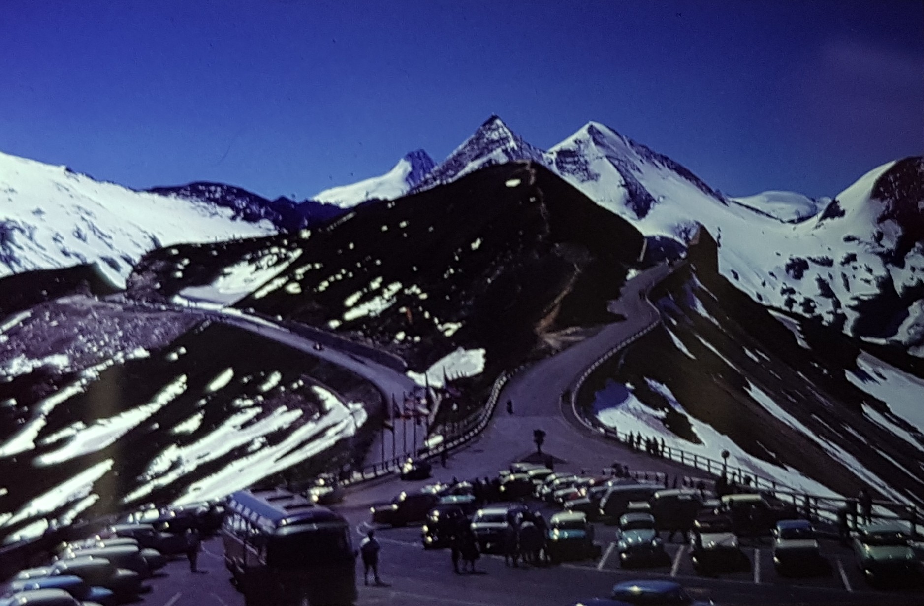 Blick vom Seidenwinkl am Fuschertörl auf die zwei Bergspitzen Sinwelleck (links) und den 70 Meter höheren Fuscherkarkopf (rechts)