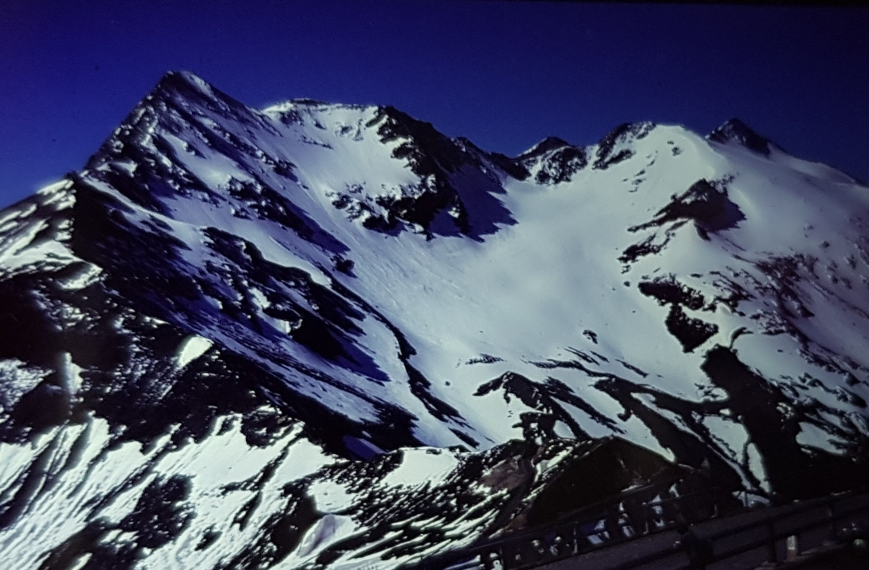 Erneuter Blick auf den Brennkogel (links), den 2938 Meter hohen Kloben (rechts) und die Bergspitze hinter diesem, den Spielmann (3027m). Der kleine Gletscher ist Stand heute nicht mehr der Rede wert.