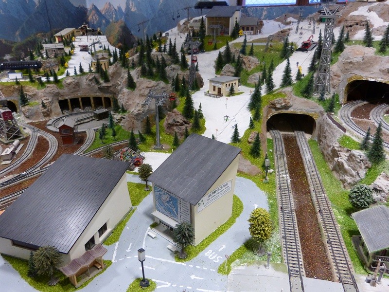 Neue Kreuzeckbahn (Brawa Hahnenkammbahn) und im Hintergrund die Leitner-Bahn (ebenfalls Brawa)