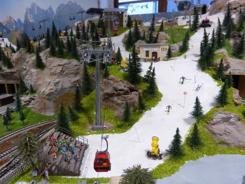 nochmal die neue Kreuzeckbahn (die Hälfte der Gondeln fehlen noch)