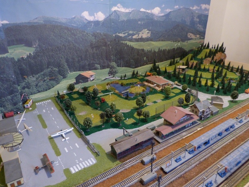 Neu gestaltete Nebenzimmer-Anlage mit Flug- und Golfplatz