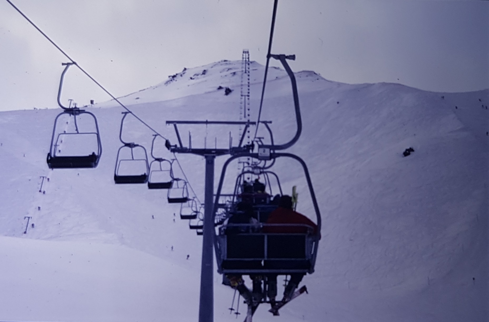 In der DSB Palinkopf mit dem Palinkopf/Zeblas-Schlepper links. Interessant ist auch die damalige Pistenführung. Im Gegensatz zu heute, wo es am Zeblaslift zwei parallele, direkte Abfahrten gibt, gab es damals nur eine schräg verlaufende Abfahrt. Wir können uns also glücklich schätzen im Hier und Jetzt zu leben ;-)